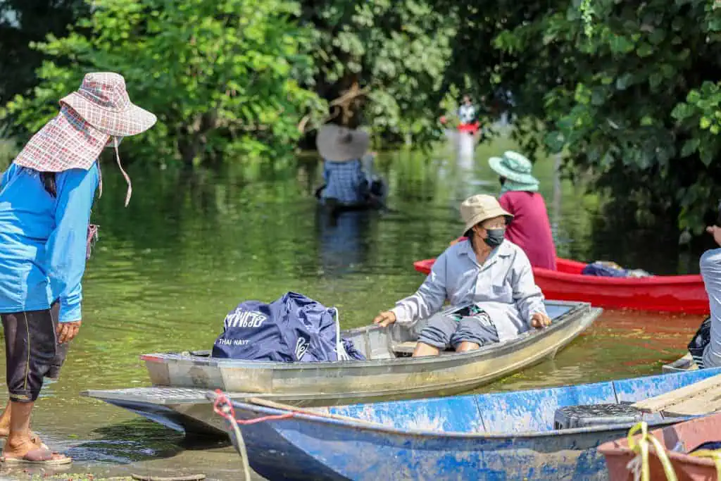 ศูนย์บรรเทาสาธารณภัยฐานทัพเรือกรุงเทพ มอบถุงยังชีพให้กับประชาชนตำบลพระงามจังหวัดสิงห์บุรี