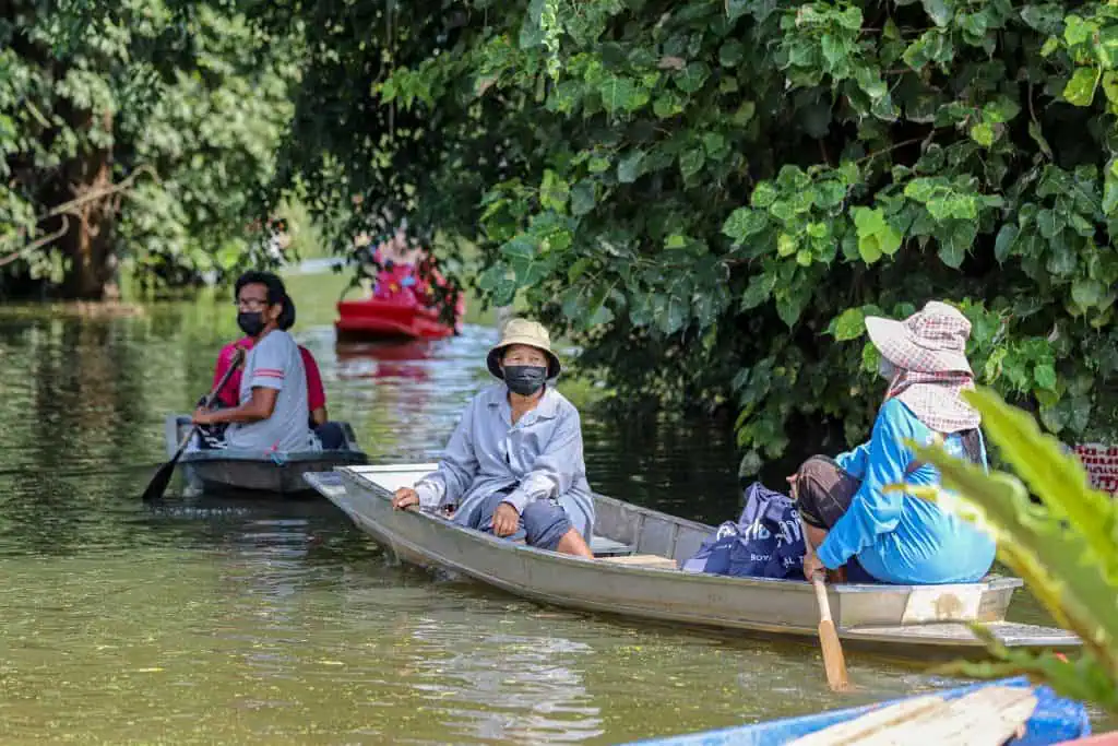 ศูนย์บรรเทาสาธารณภัยฐานทัพเรือกรุงเทพ มอบถุงยังชีพให้กับประชาชนตำบลพระงามจังหวัดสิงห์บุรี