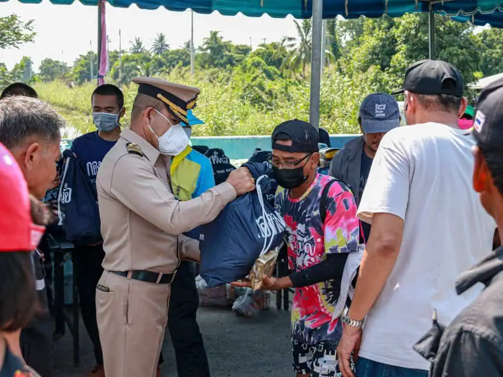 ศูนย์บรรเทาสาธารณภัยฐานทัพเรือกรุงเทพ มอบถุงยังชีพให้กับประชาชนตำบลพระงามจังหวัดสิงห์บุรี