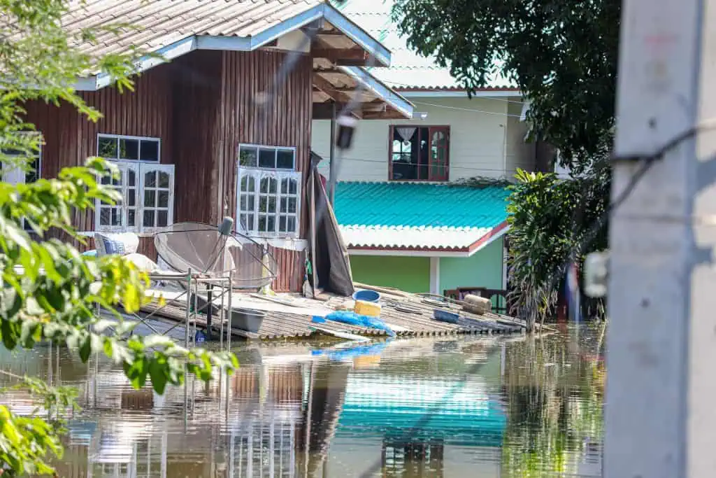 ศูนย์บรรเทาสาธารณภัยฐานทัพเรือกรุงเทพ มอบถุงยังชีพให้กับประชาชนตำบลพระงามจังหวัดสิงห์บุรี