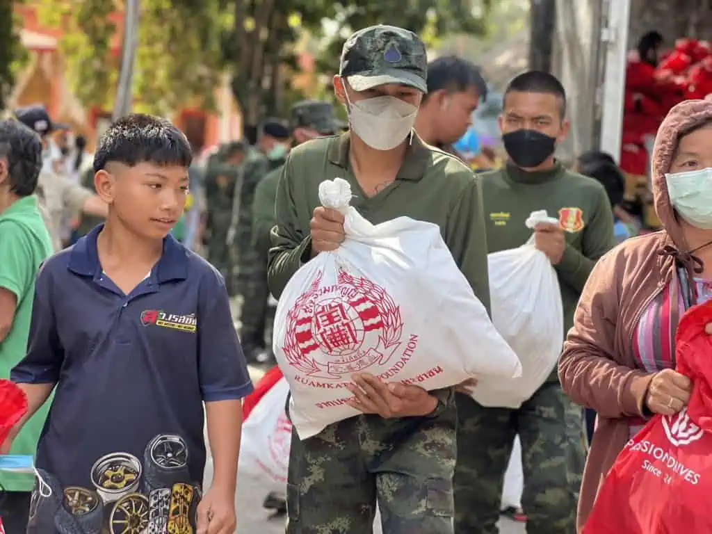 “บิณฑ์ บรรลือฤทธิ์ มูลนิธิร่วมกตัญญ ช่วยน้ำท่วมอุบล65 ส่งท้าย กว่า1,700 ครัวเรือน