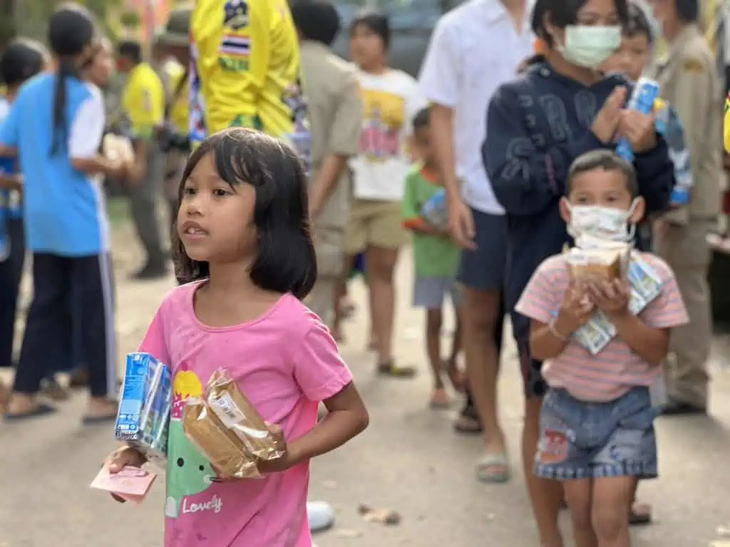 “บิณฑ์ บรรลือฤทธิ์ มูลนิธิร่วมกตัญญ ช่วยน้ำท่วมอุบล65 ส่งท้าย กว่า1,700 ครัวเรือน