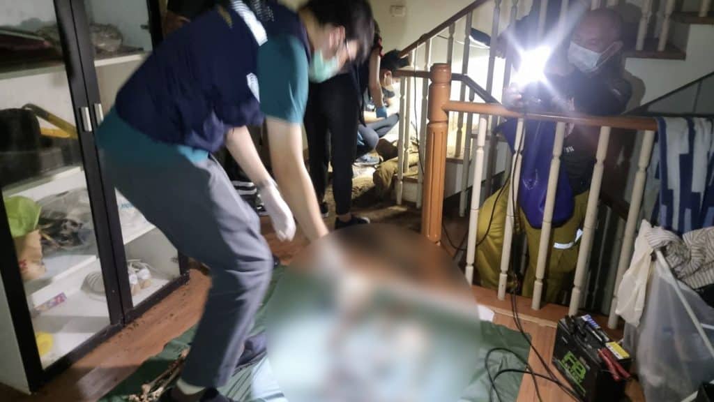 คิดว่าน้องไปทำงานต่างประเทศ พี่เข้ามาปรับปรุงบ้าน เจอโครงกระดูกน้องนอนเสียชีวิต คิดว่าน้องไปทำงานต่างประเทศ พี่เข้ามาปรับปรุงบ้าน เจอโครงกระดูกน้องนอนเสียชีวิต