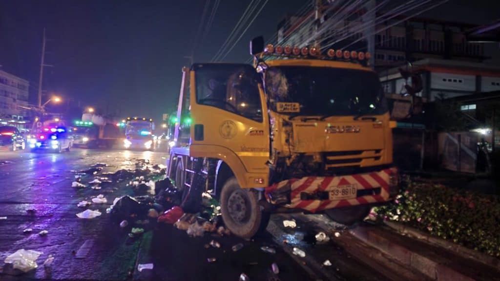 คนขับหลับใน! รถขยะ กทม. 2คัน พุ่งชนกันเต็มแรง พนักงานเจ็บ 4 คน คนขับหลับใน! รถขยะ กทม. 2คัน พุ่งชนกันเต็มแรง พนักงานเจ็บ 4 คน