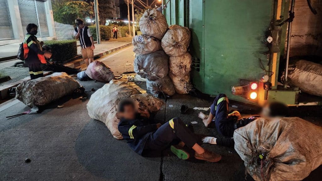 คนขับหลับใน! รถขยะ กทม. 2คัน พุ่งชนกันเต็มแรง พนักงานเจ็บ 4 คน คนขับหลับใน! รถขยะ กทม. 2คัน พุ่งชนกันเต็มแรง พนักงานเจ็บ 4 คน