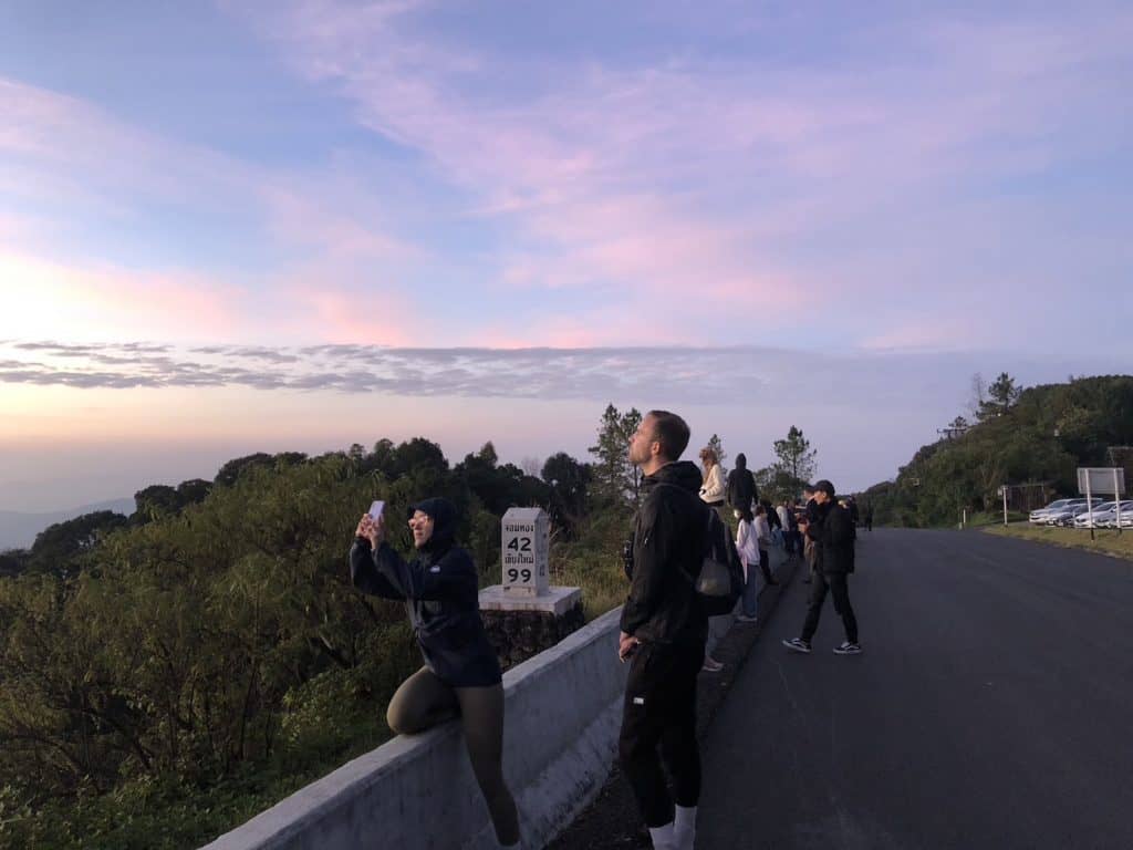 กิ่วแม่ปาน 8 องศา ดอยอินทนน์เย็นยะเยือก นทท.สะสมเกือบ 2 พันคน กิ่วแม่ปาน 8 องศา ดอยอินทนน์เย็นยะเยือก นทท.สะสมเกือบ 2 พันคน