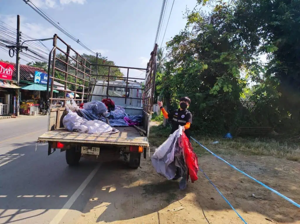 ออกเก็บซากโคมลอย เทศบาลตำบลเชิงดอย - ชาวดอยสะเก็ดร่วมรับผิดชอบต่อสังคม