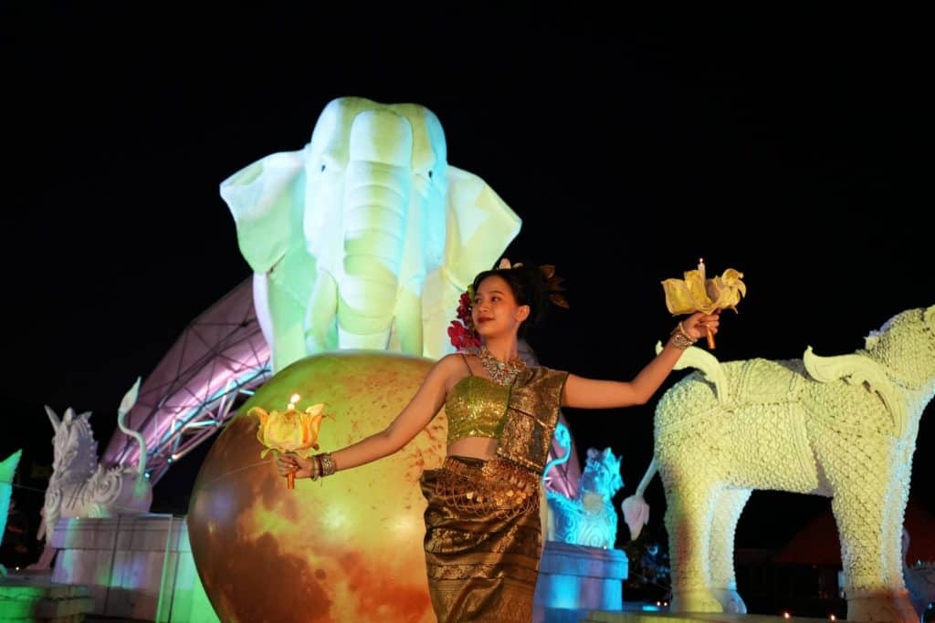 เชียงใหม่ไนท์ซาฟารีคึกคัก นักท่องเที่ยวจุดผางประทีบ คืนจันทรุปราคา เชียงใหม่ไนท์ซาฟารีคึกคัก นักท่องเที่ยวจุดผางประทีบ คืนจันทรุปราคา