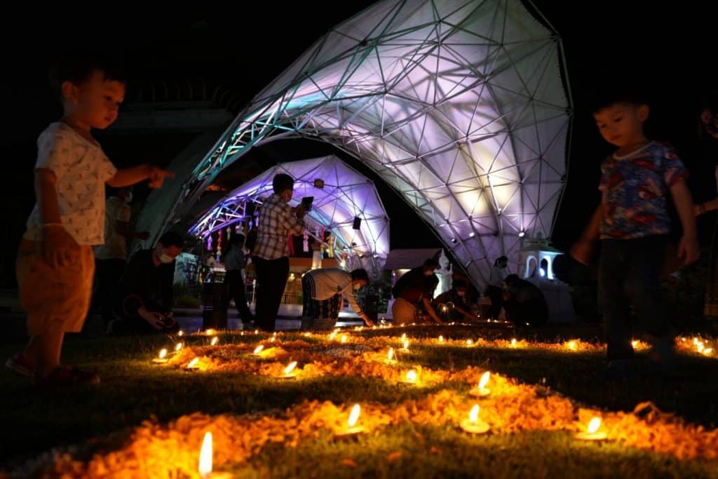 เชียงใหม่ไนท์ซาฟารีคึกคัก นักท่องเที่ยวจุดผางประทีบ คืนจันทรุปราคา เชียงใหม่ไนท์ซาฟารีคึกคัก นักท่องเที่ยวจุดผางประทีบ คืนจันทรุปราคา