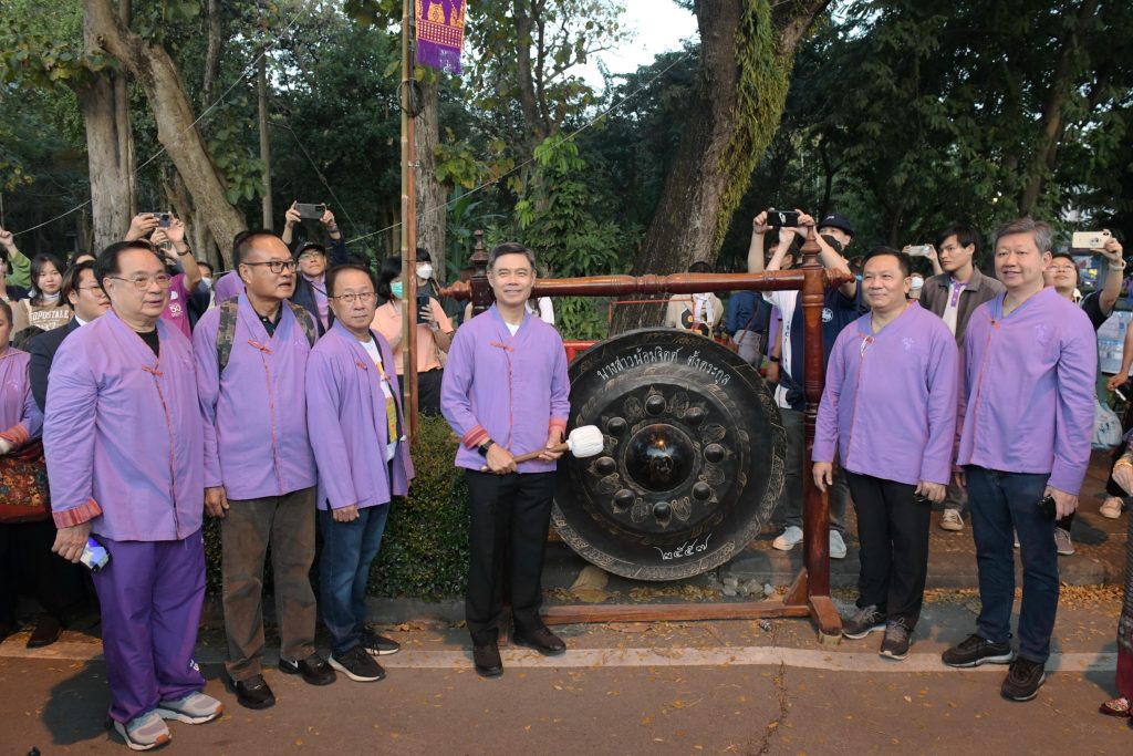 “ลูกจ๊างขึ้นดอย ปิ๊กฮอยศรัทธา เหมันต์ไหว้สา พระธาตุเจ้าดอยสุเทพ” “ลูกจ๊างขึ้นดอย ปิ๊กฮอยศรัทธา เหมันต์ไหว้สา พระธาตุเจ้าดอยสุเทพ”