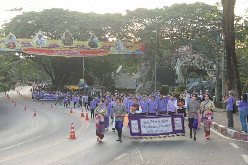 “ลูกจ๊างขึ้นดอย ปิ๊กฮอยศรัทธา เหมันต์ไหว้สา พระธาตุเจ้าดอยสุเทพ” “ลูกจ๊างขึ้นดอย ปิ๊กฮอยศรัทธา เหมันต์ไหว้สา พระธาตุเจ้าดอยสุเทพ”