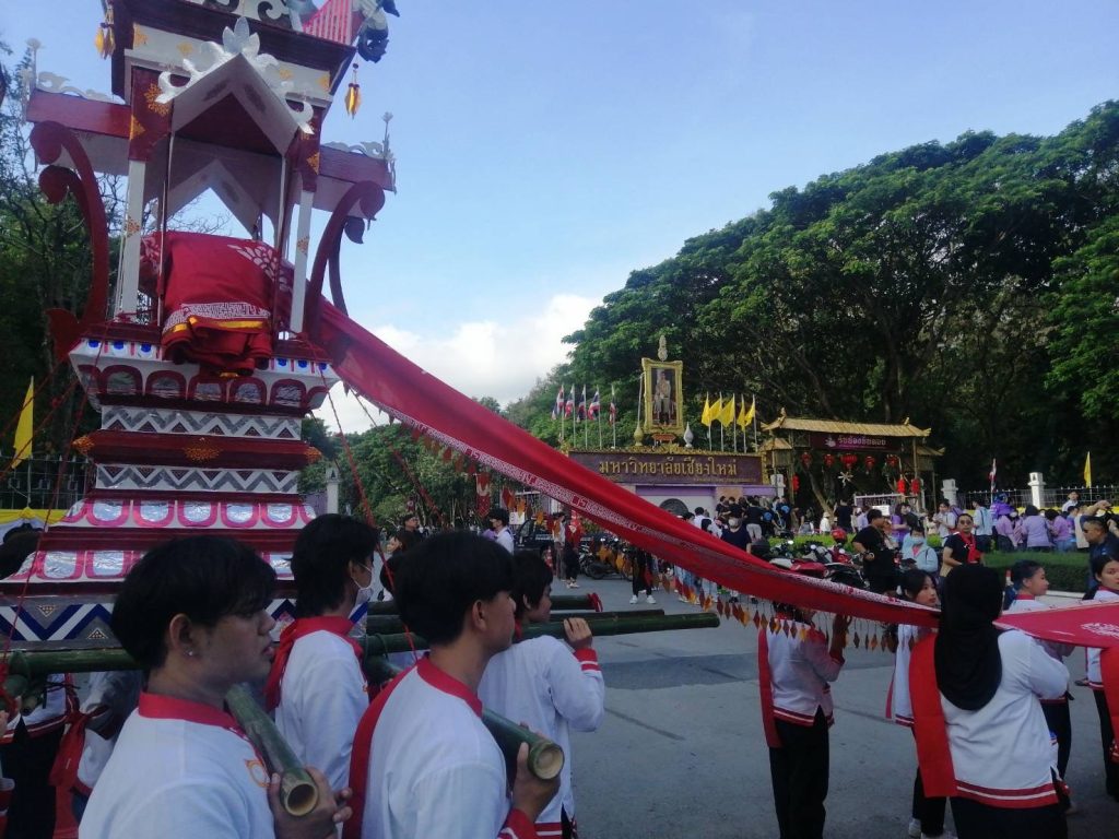 “ลูกจ๊างขึ้นดอย ปิ๊กฮอยศรัทธา เหมันต์ไหว้สา พระธาตุเจ้าดอยสุเทพ” “ลูกจ๊างขึ้นดอย ปิ๊กฮอยศรัทธา เหมันต์ไหว้สา พระธาตุเจ้าดอยสุเทพ”