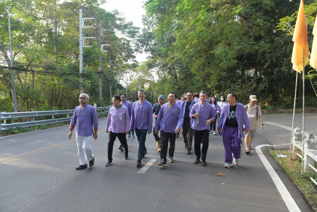 “ลูกจ๊างขึ้นดอย ปิ๊กฮอยศรัทธา เหมันต์ไหว้สา พระธาตุเจ้าดอยสุเทพ” “ลูกจ๊างขึ้นดอย ปิ๊กฮอยศรัทธา เหมันต์ไหว้สา พระธาตุเจ้าดอยสุเทพ”