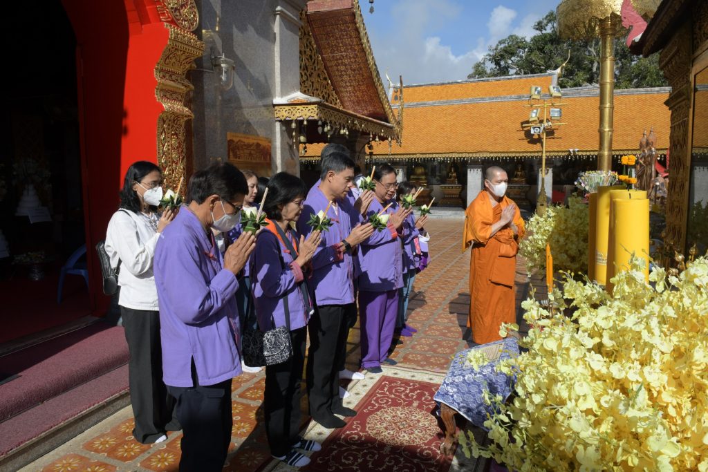 “ลูกจ๊างขึ้นดอย ปิ๊กฮอยศรัทธา เหมันต์ไหว้สา พระธาตุเจ้าดอยสุเทพ” “ลูกจ๊างขึ้นดอย ปิ๊กฮอยศรัทธา เหมันต์ไหว้สา พระธาตุเจ้าดอยสุเทพ”