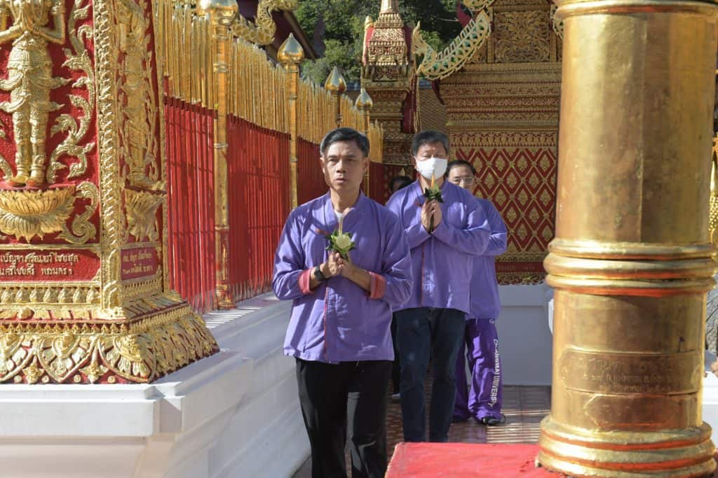 “ลูกจ๊างขึ้นดอย ปิ๊กฮอยศรัทธา เหมันต์ไหว้สา พระธาตุเจ้าดอยสุเทพ” “ลูกจ๊างขึ้นดอย ปิ๊กฮอยศรัทธา เหมันต์ไหว้สา พระธาตุเจ้าดอยสุเทพ”