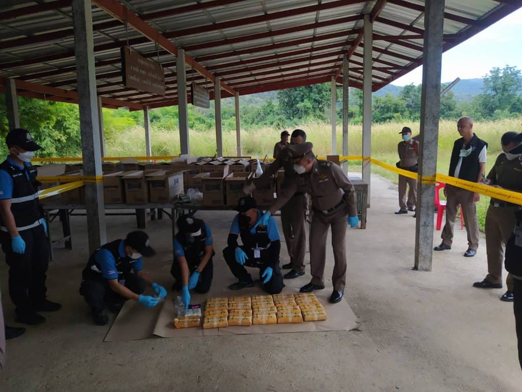 ผบ.ตร. ชม ตำรวจแม่พริก รวบสิบล้อขนยาบ้า 5 ล้านเม็ด เคตามีนกว่า 100 โล ผบ.ตร. ชม ตำรวจแม่พริก รวบสิบล้อขนยาบ้า 5 ล้านเม็ด เคตามีนกว่า 100 โล