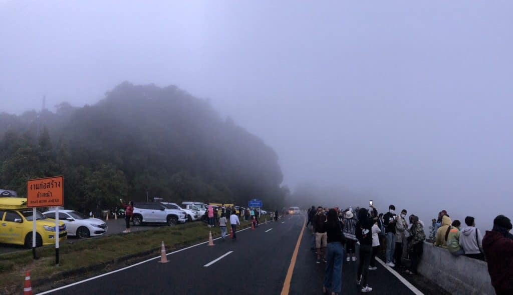 สุขสุดบนยอดอินทนนท์ นทท.อุ้มลูกน้อยรับลมหนาว สุขสุดบนยอดอินทนนท์ นทท.อุ้มลูกน้อยรับลมหนาว