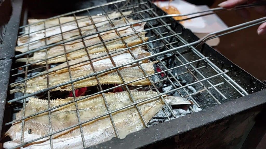 หมึกแห้งเสียบไม้ อาชีพปังทำรายได้หน้าหนาว หมึกแห้งเสียบไม้ อาชีพปังทำรายได้หน้าหนาว