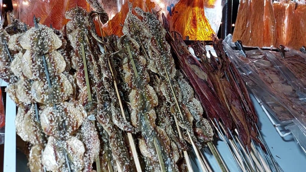 หมึกแห้งเสียบไม้ อาชีพปังทำรายได้หน้าหนาว หมึกแห้งเสียบไม้ อาชีพปังทำรายได้หน้าหนาว