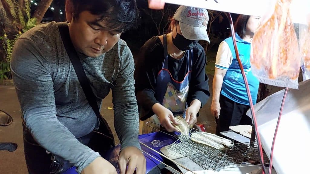 หมึกแห้งเสียบไม้ อาชีพปังทำรายได้หน้าหนาว หมึกแห้งเสียบไม้ อาชีพปังทำรายได้หน้าหนาว