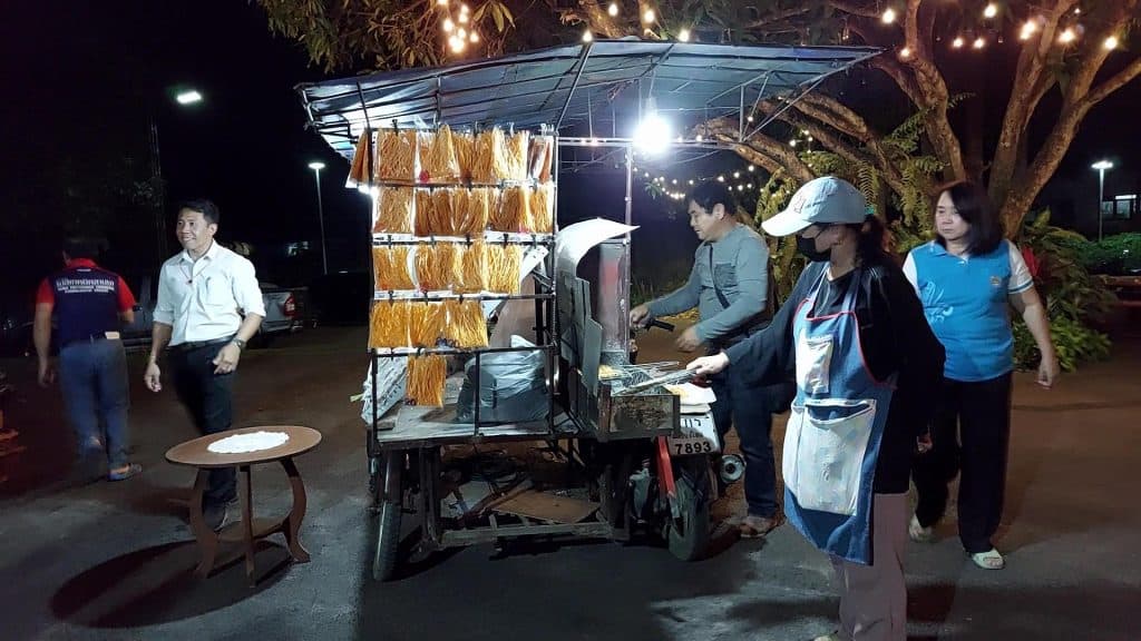 หมึกแห้งเสียบไม้ อาชีพปังทำรายได้หน้าหนาว หมึกแห้งเสียบไม้ อาชีพปังทำรายได้หน้าหนาว