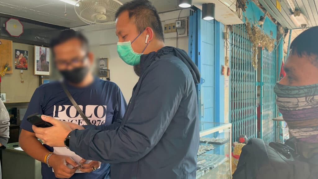 รวบแก๊งแขกดำ หลอกจำนำเพชรปลอม เสียหาย 16 ล้าน รวบแก๊งแขกดำ หลอกจำนำเพชรปลอม เสียหาย 16 ล้าน