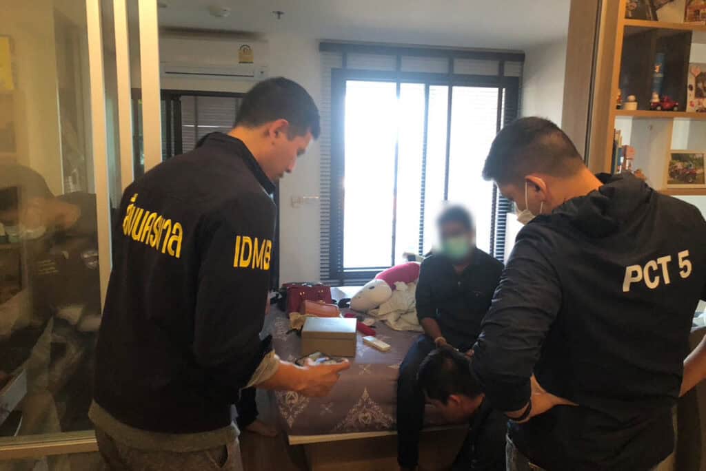 รวบแก๊งแขกดำ หลอกจำนำเพชรปลอม เสียหาย 16 ล้าน รวบแก๊งแขกดำ หลอกจำนำเพชรปลอม เสียหาย 16 ล้าน