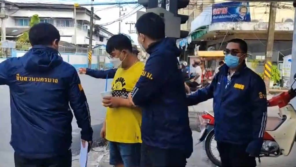 รวบโค้ชจอห์น 100 ลีลา หลอกลงทุนเทรดหุ้นผู้เสียหายนับร้อยราย รวบโค้ชจอห์น 100 ลีลา หลอกลงทุนเทรดหุ้นผู้เสียหายนับร้อยราย