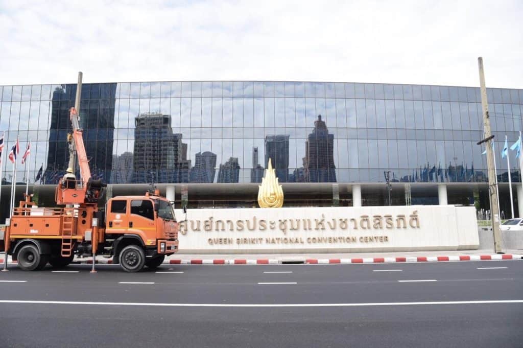 การไฟฟ้า ลุยถอนเสาไฟ หน้าศูนย์สิริกิติ์ เนรมิตทัศนียภาพรับเอเปก 2022 การไฟฟ้า ลุยถอนเสาไฟ หน้าศูนย์สิริกิติ์ เนรมิตทัศนียภาพรับเอเปก 2022