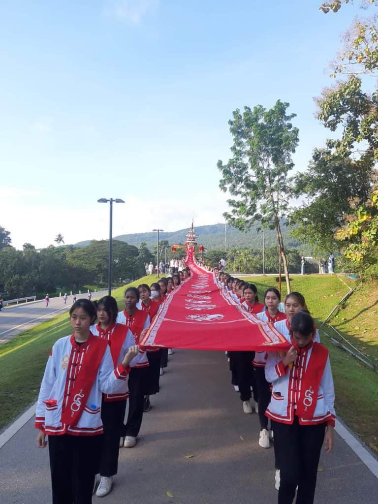 “ลูกจ๊างขึ้นดอย ปิ๊กฮอยศรัทธา เหมันต์ไหว้สา พระธาตุเจ้าดอยสุเทพ” “ลูกจ๊างขึ้นดอย ปิ๊กฮอยศรัทธา เหมันต์ไหว้สา พระธาตุเจ้าดอยสุเทพ”