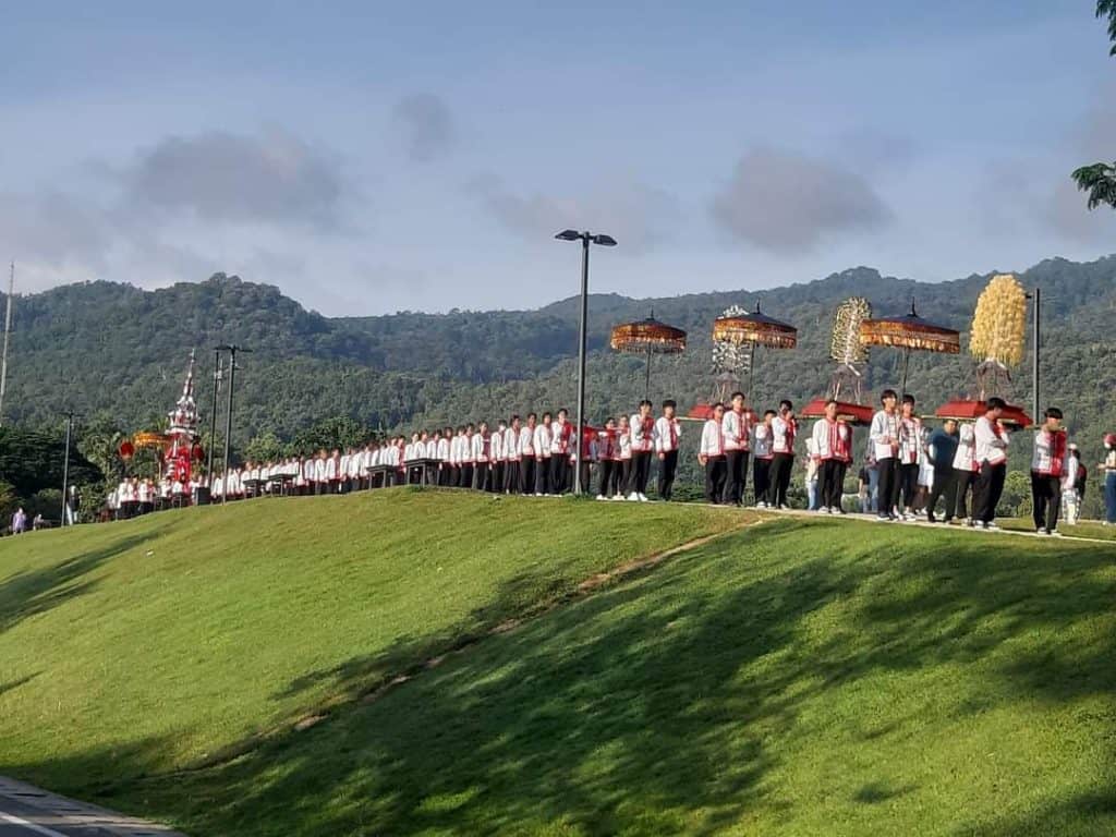 “ลูกจ๊างขึ้นดอย ปิ๊กฮอยศรัทธา เหมันต์ไหว้สา พระธาตุเจ้าดอยสุเทพ” “ลูกจ๊างขึ้นดอย ปิ๊กฮอยศรัทธา เหมันต์ไหว้สา พระธาตุเจ้าดอยสุเทพ”