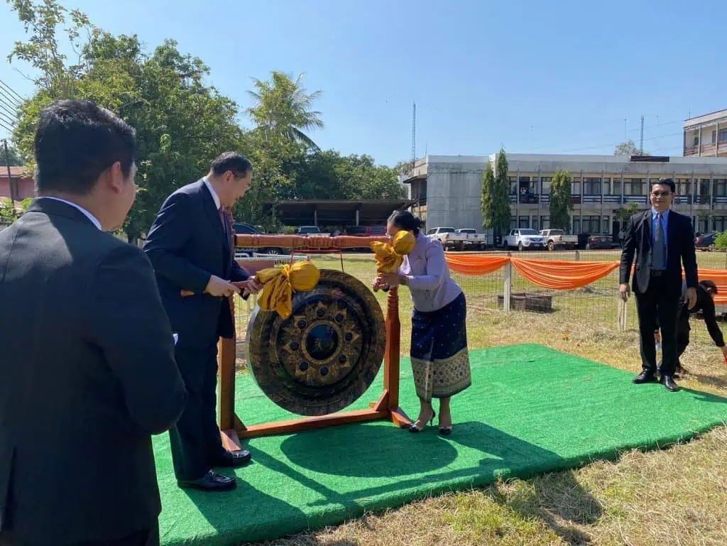 มูลนิธิอาสาเพื่อนพึ่ง (ภาฯ) ยามยาก สภากาชาดไทย ลงนามในบันทึกความเข้าใจและส่งมอบสถานีโทรมาตรอัตโนมัติให้แก่กระทรวงทรัพยากรธรรมชาติและสิ่งแวดล้อม สปป.ลาว