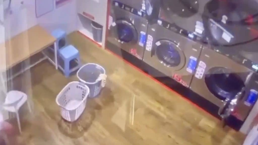 ตำรวจเตรียมเรียกคู่รัก แอบทำอนาจารกลางร้านซักผ้าหยอดเหรียญ 24 ชม. ตำรวจเตรียมเรียกคู่รัก แอบทำอนาจารกลางร้านซักผ้าหยอดเหรียญ 24 ชม.