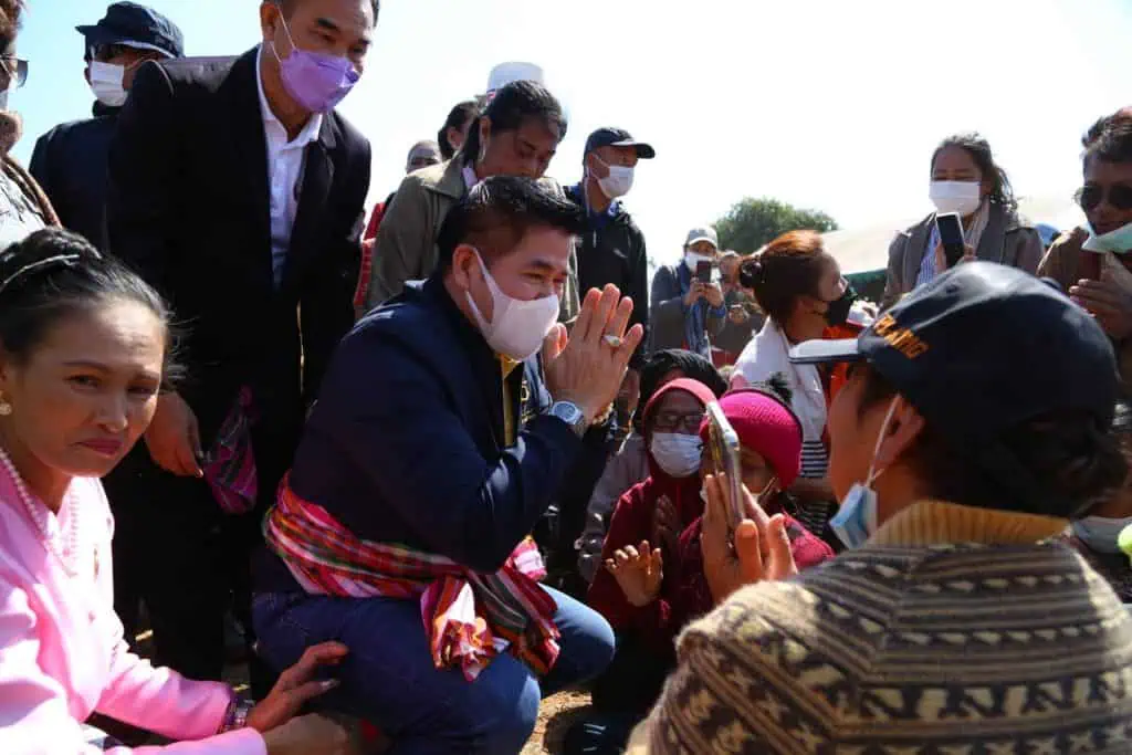 บิ๊กป้อม ส่ง”ธรรมนัส”ลงโคราชรวมประชุมกับสภาเครือประชาขนอีสาน(สอส.)นับหมื่นคน รับปากเร่งแก้ปัญหาให้เสร็จก่อนรัฐบาลครบวาระ