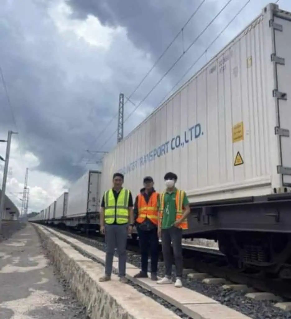 รถไฟจีน-ลาวขนลำไยไทยล็อตแรก 20 ตู้ผ่านด่านรถไฟโมฮ่านสำเร็จวันนี้