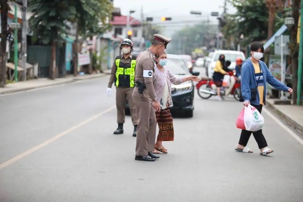 ภาพประทับใจ ตร.สภ.ปาย ช่วยยายข้ามถนน