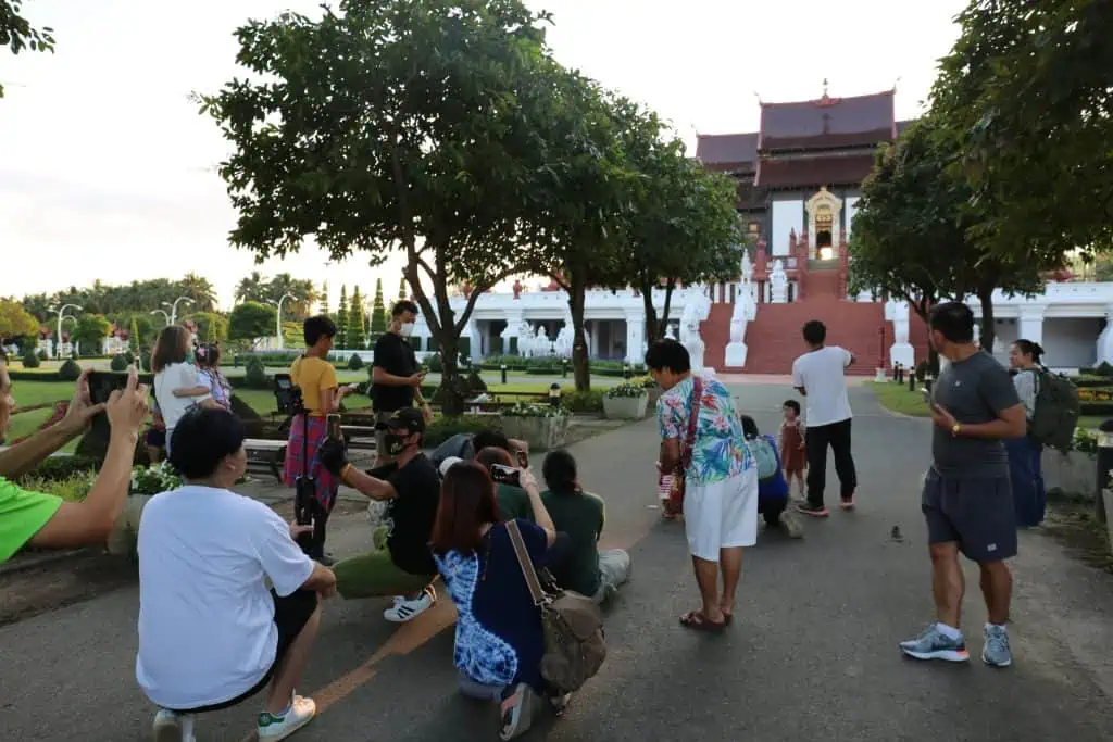 พระอาทิตย์ฉายแสงลอดประตูหอคำหลวง ตื่นตามหัศจรรย์ธรรมชาติ