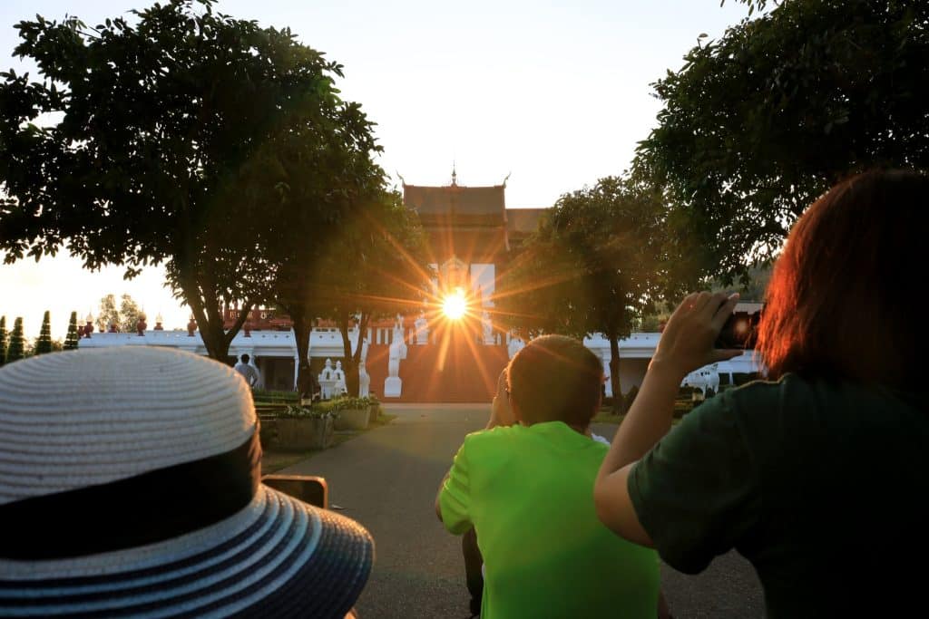 พระอาทิตย์ฉายแสงลอดประตูหอคำหลวง ตื่นตามหัศจรรย์ธรรมชาติ พระอาทิตย์ฉายแสงลอดประตูหอคำหลวง ตื่นตามหัศจรรย์ธรรมชาติ