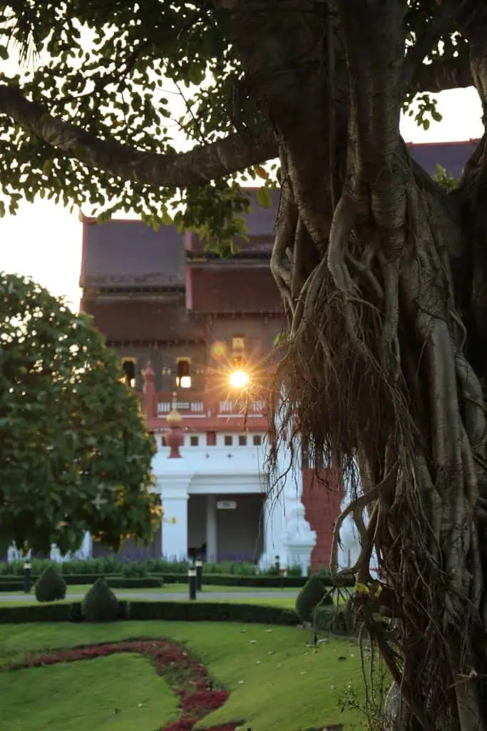 พระอาทิตย์ฉายแสงลอดประตูหอคำหลวง ตื่นตามหัศจรรย์ธรรมชาติ