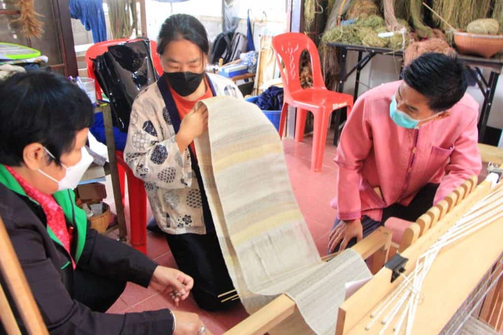 “วิสาหกิจชุมชนดาวม่วงผ้าใยกัญชงสีผึ้งขีดลายสืบสานภูมิปัญญา” “วิสาหกิจชุมชนดาวม่วงผ้าใยกัญชงสีผึ้งขีดลายสืบสานภูมิปัญญา”