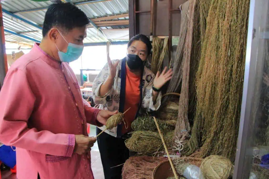 “วิสาหกิจชุมชนดาวม่วงผ้าใยกัญชงสีผึ้งขีดลายสืบสานภูมิปัญญา”