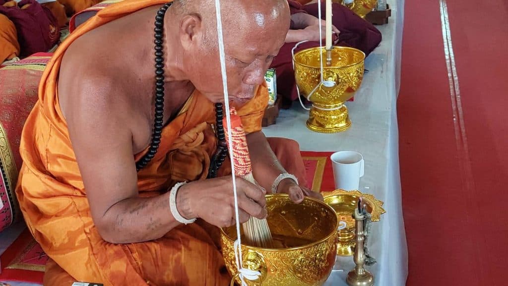 ผึ้งหลวงแตกรัง ขณะปลุกเสกเหรียญครูบาเจ้าศรีวิชัย เสร็จพิธีบินกลับรังดังเดิม ผึ้งหลวงแตกรัง ขณะปลุกเสกเหรียญครูบาเจ้าศรีวิชัย เสร็จพิธีบินกลับรังดังเดิม