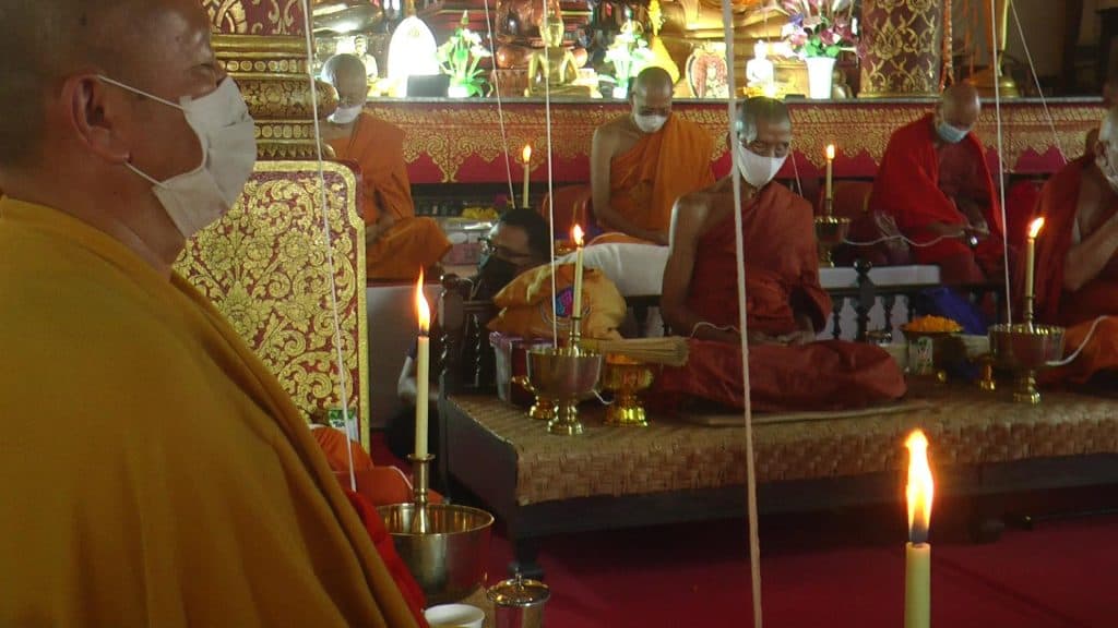 ผึ้งหลวงแตกรัง ขณะปลุกเสกเหรียญครูบาเจ้าศรีวิชัย เสร็จพิธีบินกลับรังดังเดิม ผึ้งหลวงแตกรัง ขณะปลุกเสกเหรียญครูบาเจ้าศรีวิชัย เสร็จพิธีบินกลับรังดังเดิม