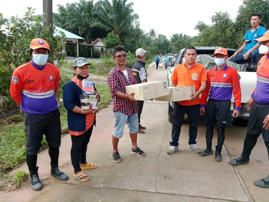 มูลนิธิอาสาเพื่อนพึ่ง(ภาฯ) ยามยาก มอบถุงยังชีพ-อาหารกล่อง ช่วยชาวพัทลุงสู้น้ำท่วม