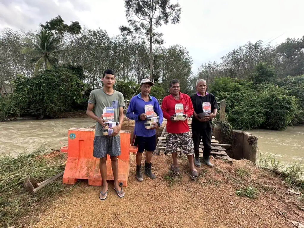 มูลนิธิอาสาเพื่อนพึ่ง(ภาฯ) ยามยาก มอบถุงยังชีพ-อาหารกล่อง ช่วยชาวพัทลุงสู้น้ำท่วม