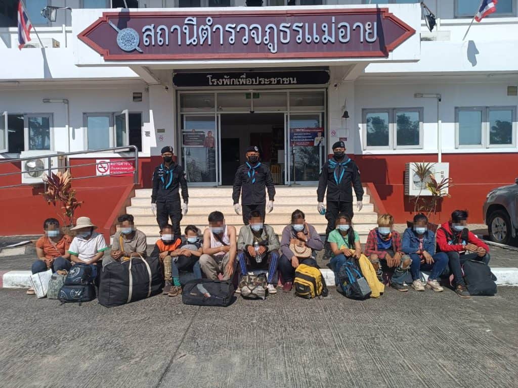 ผาเมือง จับ 12 ผู้ลอบเข้าเมือง ชายแดนแม่อาย ผาเมือง จับ 12 ผู้ลอบเข้าเมือง ชายแดนแม่อาย