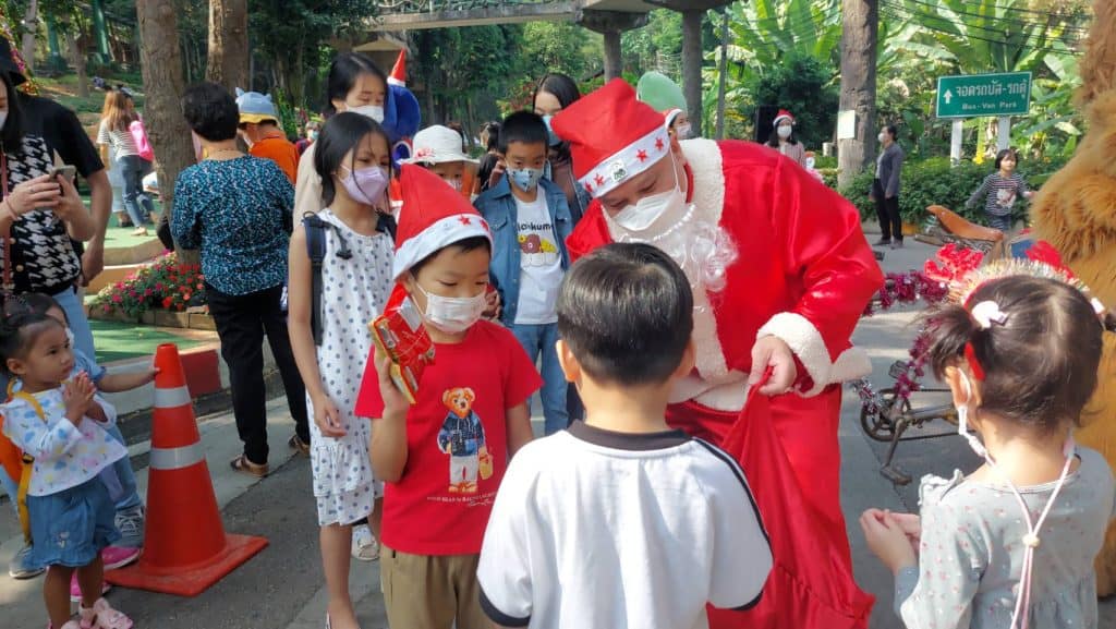 ผอ.สวนสัตว์สวมชุดซานต้าส่งความสุขรับนักท่องเที่ยว ผอ.สวนสัตว์สวมชุดซานต้าส่งความสุขรับนักท่องเที่ยว