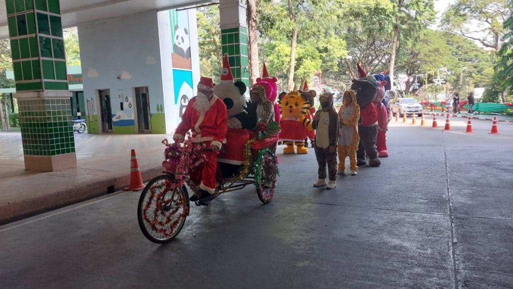 ผอ.สวนสัตว์สวมชุดซานต้าส่งความสุขรับนักท่องเที่ยว ผอ.สวนสัตว์สวมชุดซานต้าส่งความสุขรับนักท่องเที่ยว