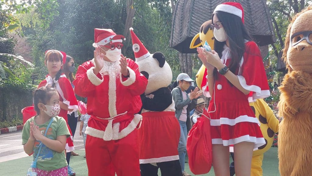 ผอ.สวนสัตว์สวมชุดซานต้าส่งความสุขรับนักท่องเที่ยว ผอ.สวนสัตว์สวมชุดซานต้าส่งความสุขรับนักท่องเที่ยว