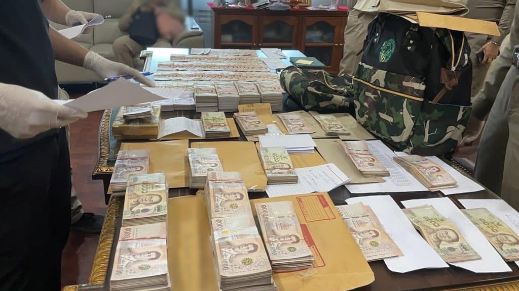 บุกจับ บิ๊กกรมอุทยานฯ เรียกรับผลประโยชน์แลกตำแหน่ง เจอของบนโต๊ะทำงาน บุกจับ บิ๊กกรมอุทยานฯ เรียกรับผลประโยชน์แลกตำแหน่ง เจอของบนโต๊ะทำงาน